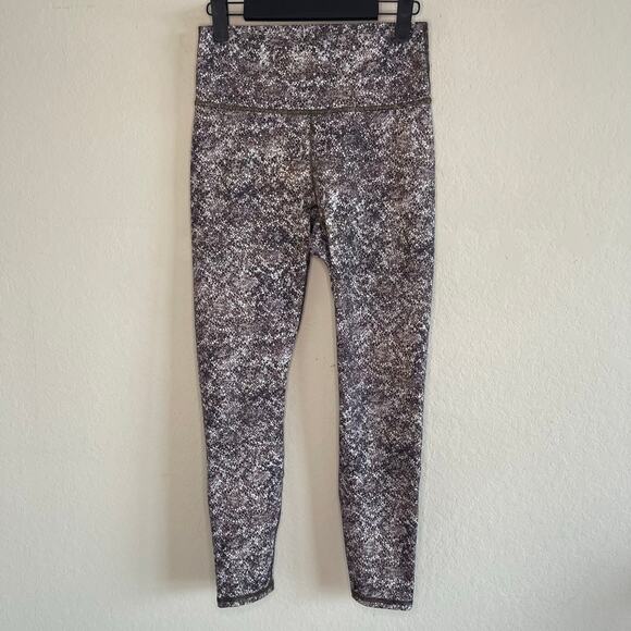 Fabletics Define PowerHold Mid-Rise Capri in Serpentine - Size XS - Picture 3 of 6